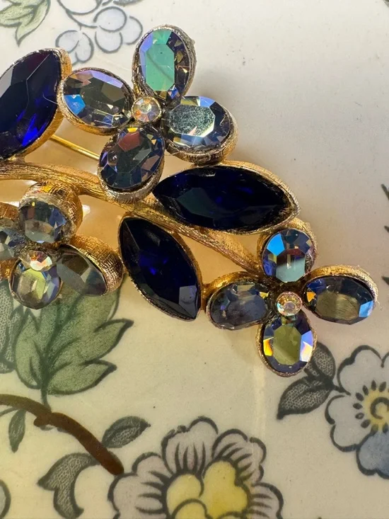 Vintage Gold Floral Brooch with Deep Blue and Iridescent Stones - Picture 5 of 7